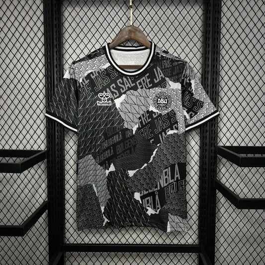 Dänemark 2024-25 EM Pre-Match Trainingstrikot Fan-Version
